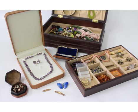 A COLLECTION OF JEWELLERY  to include a sterling silver blue enamelled butterfly brooch, an amber necklace, a small quantity 