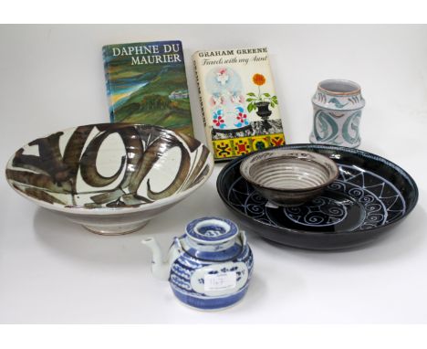 A SELECTION OF STUDIO POTTERY to include Aldermaston, Warwickshire Pottery, 20th century blue and white Chinese teapot and tw