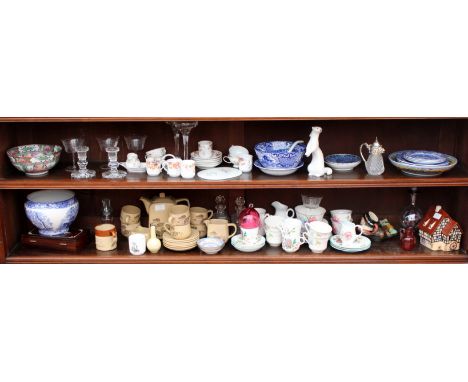 A COLLECTION OF VARIOUS CERAMICS AND GLASSWARE to include Spode Italian pattern plates, Chinese famille verte bowl, a Honiton