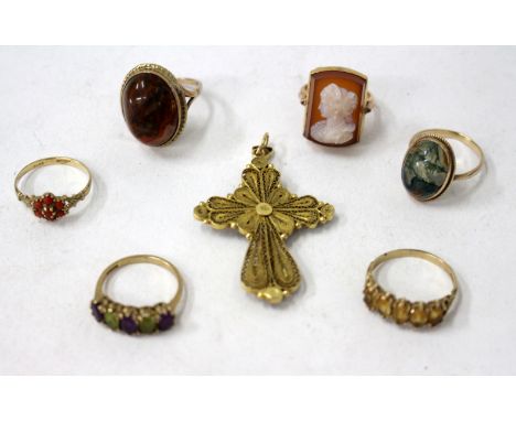 A CONTINENTAL 18 K YELLOW METAL CROSS inset with semi-precious stone and a small selection of rings to include 9 carat moss a