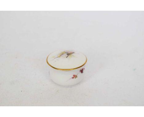 A Royal Worcester pill box with floral decoration and a cover painted with a Robin probably by Powellcover 3.5cm diameter