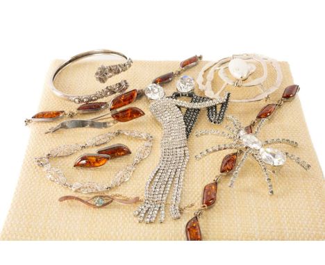 GROUP OF COSTUME JEWELLERY comprising 9ct gold bar brooch, 2.1gms, boxed Amber Centre silver necklace and brooch, boxed Butle