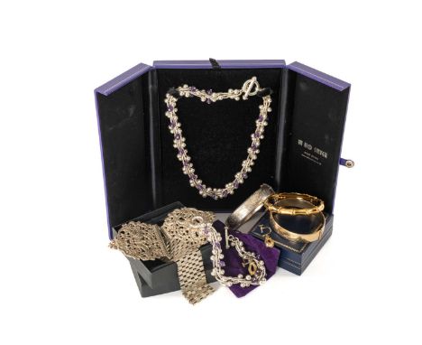 GROUP OF ASSORTED JEWELLERY comprising contemporary silver necklace and matching bracelet set in Hi Ho Silver box, silver ban
