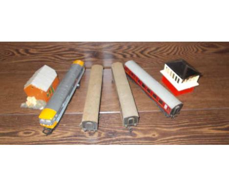 COLLECTION OF MODEL RAILWAY LOCOMOTIVE, CARRIAGES, TRACK AND PROPS
