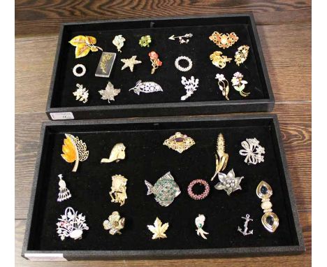 GOOD COLLECTION OF COSTUME JEWELLERY BROOCHES
including flowers, leaves,animal subjects, some in gold plate and enamel