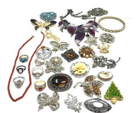 Selection of vintage &amp; later costume jewellery inc brooches rings pendants etc weight 390g 