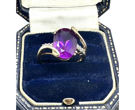 10ct gold Amethyst &amp; white gemstone ring weight 4.8 g 