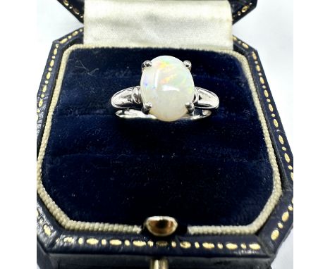 9ct white gold opal ring (3g) 