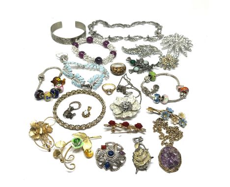 Selection of  vintage &amp; later costume jewellery inc brooches rings pendants etc 400g 