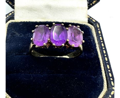 9ct gold amethyst three stone ring (3.5g) 