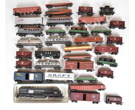 Athearn H0 scale FW 12-Wheel Penn-Central GE Powered diesel locomotive, 3423, together with thirty-three American box cars an