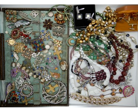 Vintage costume jewellery to include, items by Sphinx, diamante brooches etc Condition Report: Not available for this lot