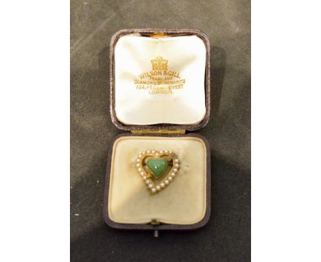 A Gold Brooch in the form of a heart set with central jade surrounded by pearls, 4.6 grammes 