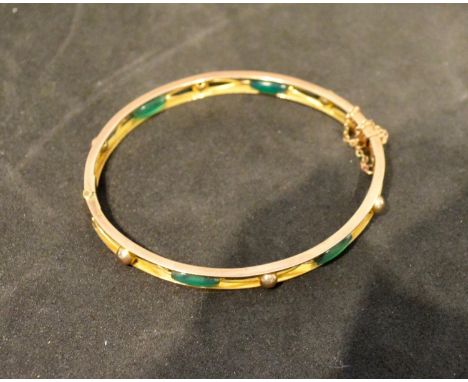 A 9 Carat Gold Bangle set with jade, 9.8 grammes 