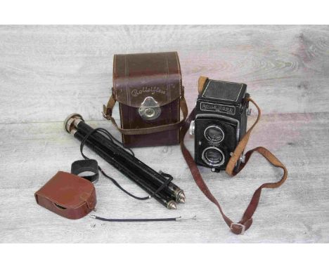 Cased Rolleicord Compur 120 camera with a Carl Zeiss Jena lense 1:3,2 f=7,5 with small tripod stand 