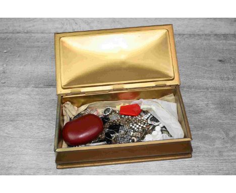 Antique and vintage costume jewellery to include Victorian paste star brooch, Victorian paste cluster brooch, Edwardian paste