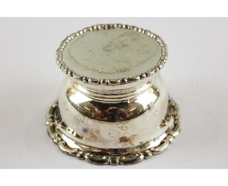 An Edwardian plain silver desk inkwell, London 1906 (marks rubbed),5.5oz
