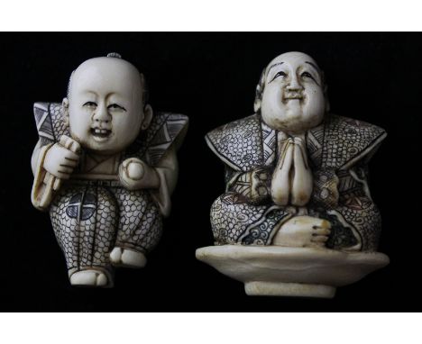 An early 20th century Japanese carved ivory and decorated netsuke of a man in 'Samurai' robes, 4.5cm, together with a similar
