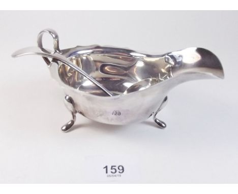 A silver sauce boat (Sheffield 1890), and ladle (Sheffield 1889) - 138g