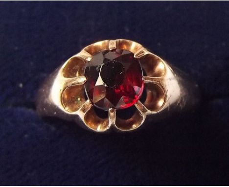 A 9 carat gold ring set garnet O1/2 - 3.5g