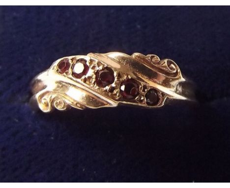 A 9 carat gold ring set five garnets - N1/2