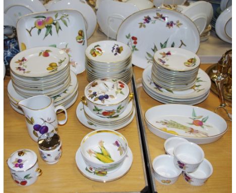 A Royal Worcester Evesham pattern dinner service 