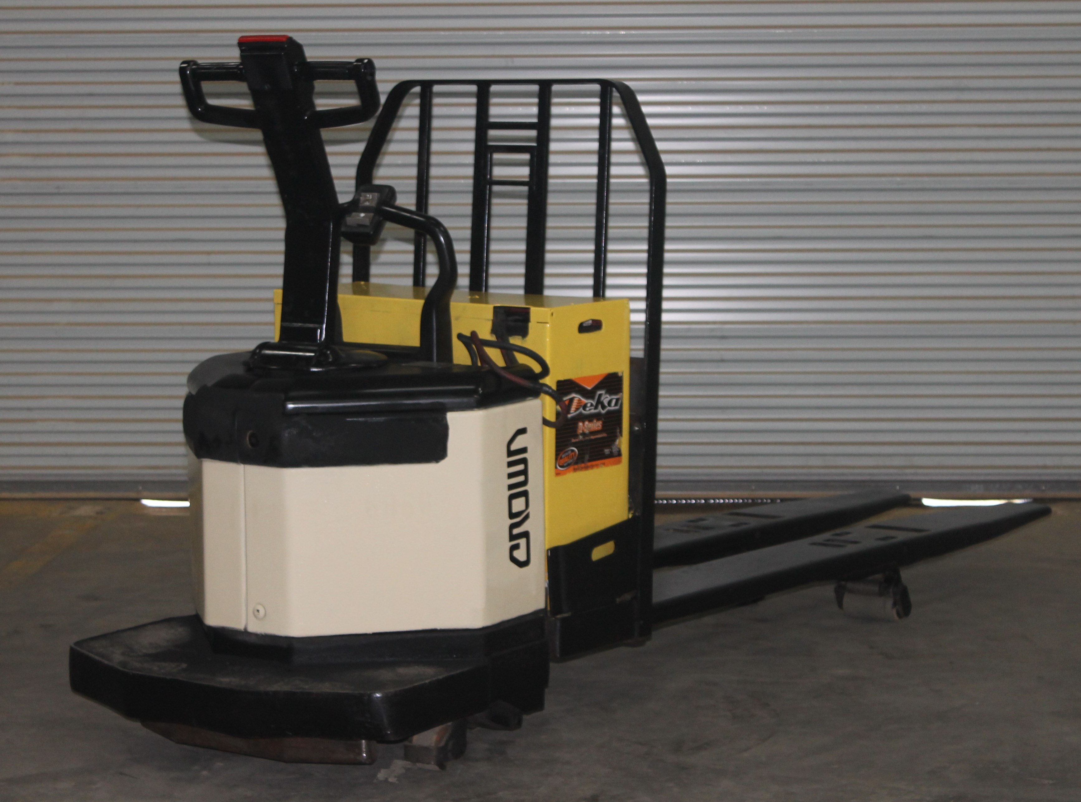 CROWN PE SERIES 8000LBS. CAPACITY ELECTRIC PALLET JACK, MODEL PE3540