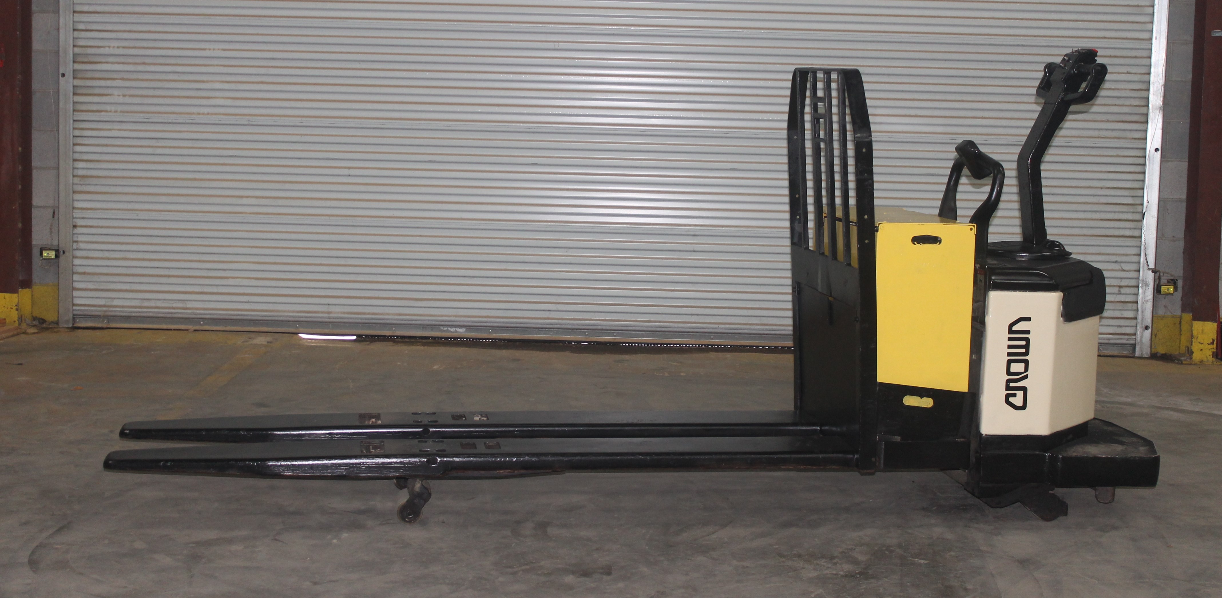 crown-pe-series-8000lbs-capacity-electric-pallet-jack-model-pe3540