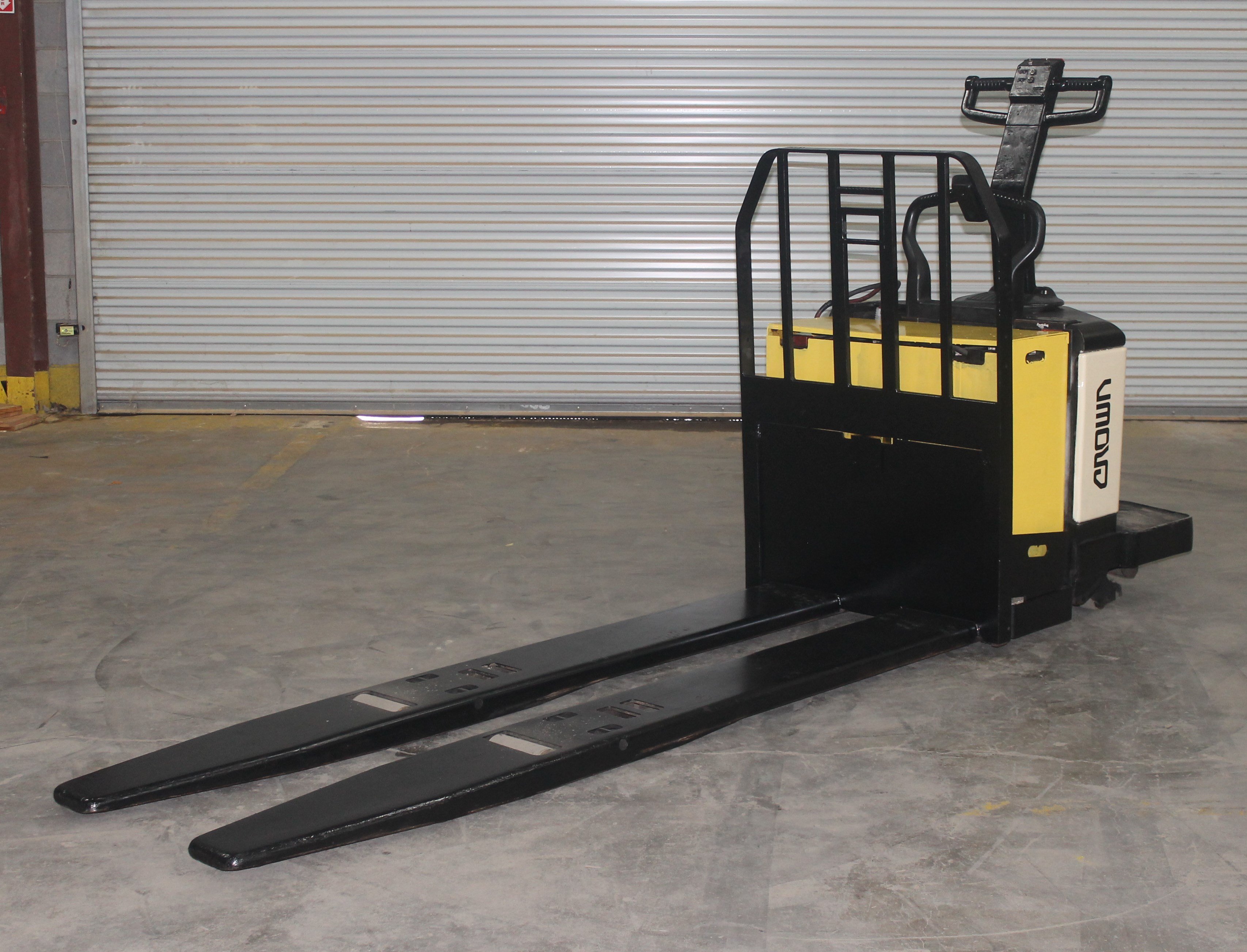 CROWN PE SERIES 8000LBS. CAPACITY ELECTRIC PALLET JACK, MODEL PE3540