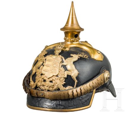 Helm für Angehörige der württembergischen Armee, vor 1897  Schwarz lackierte Lederglocke (krakeliert, Druckstellen) mit eckig