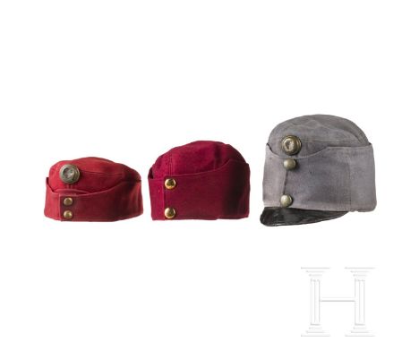 Drei Kopfbedeckungen der k.u.k. Armee, 1900 - 1918  Zusammengestellt aus alten und neuen Teilen. Hechtgraue Feldkappe für Man