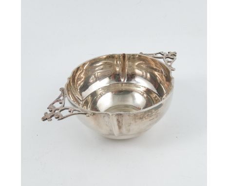 A silver two handled bowl, of shaped circular form with a pair of pierced lugg handles, London 1895, weight 3oz