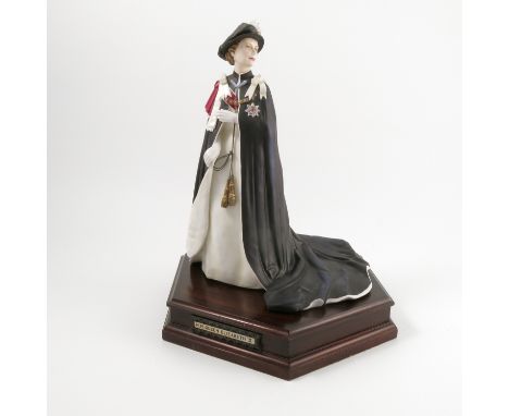 A Royal Worcester limited edition model, Elizabeth II, modelled by Ronald van Ruyckevelt, with plinth and certificate   Condi