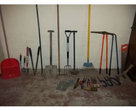 A COLLECTION OF ASSORTED HABD TOOLS