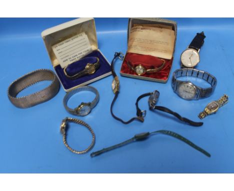 A QUANTITY OF LOOSE AND BOXED VINTAGE WATCHES