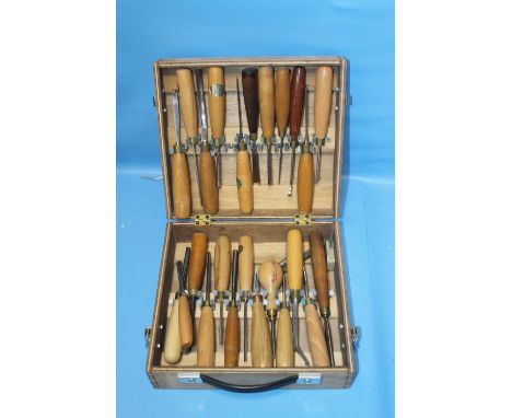 A BOX OF 24 WOOD CARVING TOOLS INCLUDING ASHLEY ILES, HENRY TAYLOR, FROST NORWICH AND ROBERT SORBY  (24)