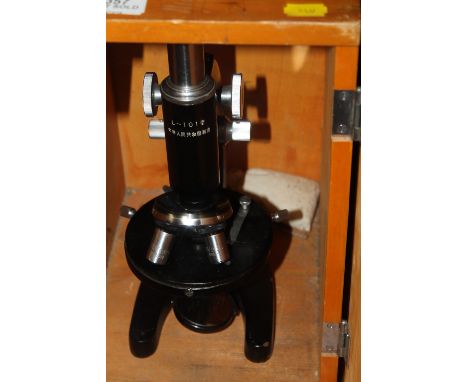 A VINTAGE CHINESE MONOCULAR MICROSCOPE IN FITTED WOODEN CARRY CASE