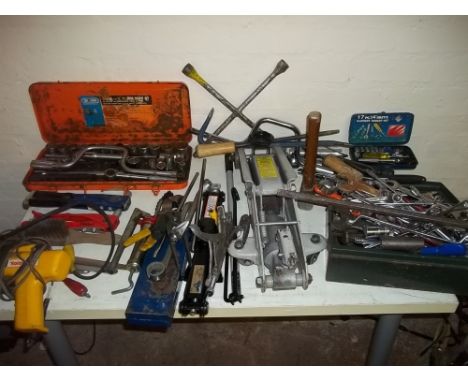 A QUANTITY OF TOOLS ETC. TO INCLUDE A CAR JACK