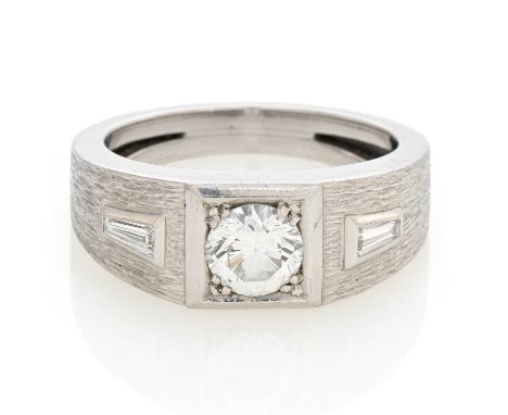 DIAMANT-RING. Herkunft: Deutschland. Material: 950/- Platin, Punze. Gesamtgewicht: ca. 12,0 g. EU-RM: 61. Diamanten: 1 Brilla