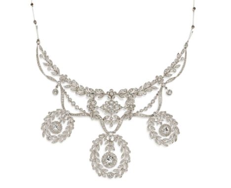 HISTORISCHES DIAMANT-COLLIER. Herkunft: Frankreich. Datierung: Um 1910. Material: Platin, getestet. Gesamtgewicht: ca. 67,0 g
