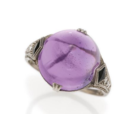 AMETHYST-DIAMANT-RING. Datierung: Um 1930. Material: Platin, getestet. Gesamtgewicht: ca. 5,0 g. EU-RM: 55. Diamanten: 6 Diam