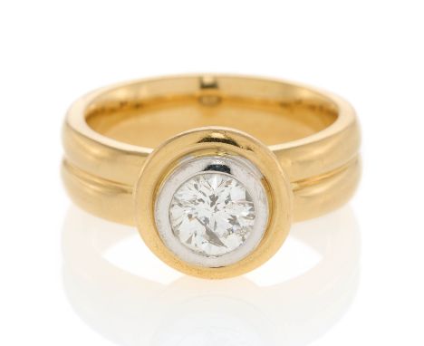 SOLITAIRE-RING. Herkunft: Deutschland. Datierung: Um 2000. Material: 750/- Gelbgold, Platin-Zarge. Gesamtgewicht: ca. 15,0 g.