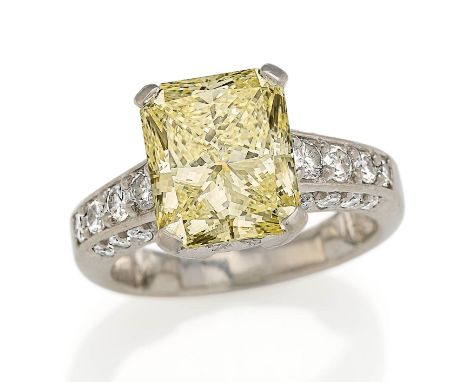 DIAMANT-RING. Herkunft: Deutschland. Datierung: um 1980. Material: Platin, Punze. Gesamtgewicht: ca. 11,5 g. EU-RM: 54. Diama