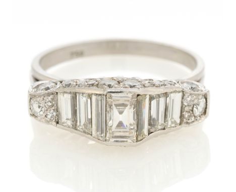 DIAMANT-RING. Herkunft: Deutschland. Datierung: Um 1960. Material: 750/- Weißgold, Punze. Gesamtgewicht: ca. 3,5 g. EU-RM: 54