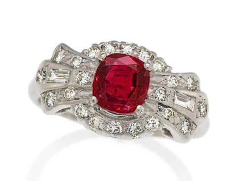 RUBIN-DIAMANT-RING. Datierung: Um 1930. Material: Platin, getestet. Gesamtgewicht: ca. 6,0 g. EU-RM: 51. Diamanten: Ca. 22 kl