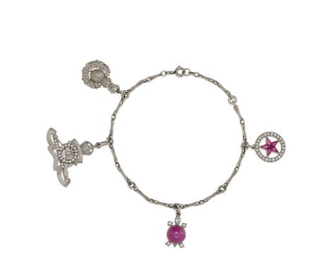 BETTELARMBAND MIT 4 ANHÄNGERN. Material: 750/- Weißgold, 950/- Platin, Punze, getestet. Gesamtgewicht: ca. 16,0 g. Maße: Läng