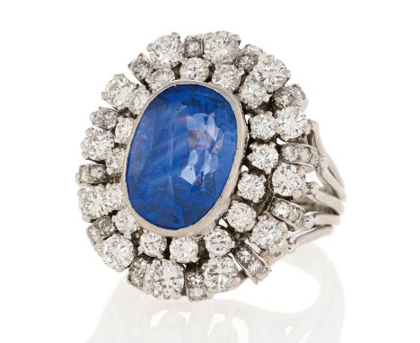 SAPHIR-DIAMANT-RING. Material: 750/- Weißgold, Punze. Gesamtgewicht: ca. 12,5 g. EU-RM: 56. Diamanten: Ca. 52 Brillanten zus.