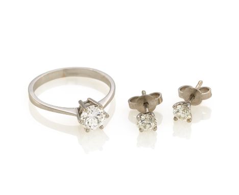 SOLITAIRE-RING UND OHRSTECKER. Material: 750/- Weißgold, Punze. Gesamtgewicht: ca. 3,5 g. EU-RM: 55. Diamanten: 1 Brillant ca