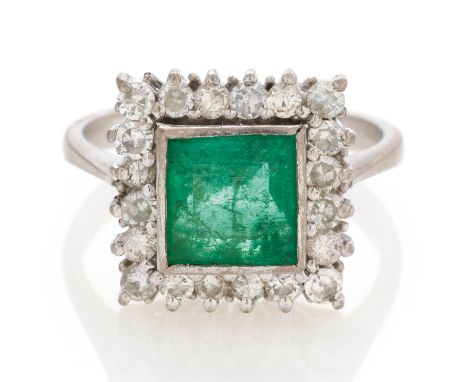 SMARAGD-DIAMANT-RING. Herkunft: Deutschland. Datierung: Um 1960. Material: 585/- Weißgold, Punze. Gesamtgewicht: ca. 8,5 g. E