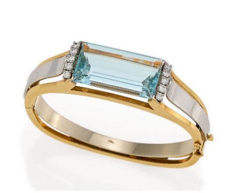 AQUAMARIN-DIAMANT-ARMREIF. Herkunft: Deutschland. Datierung: Um 1980/90. Material: 750/- Gelb- und Weißgold, Punze. Gesamtgew